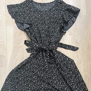 Black spotted dress with ruffled sleeves